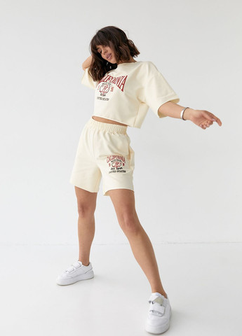 Костюм с шортами и футболкой украшен вышивкой California - кремовый Lurex (262810691)