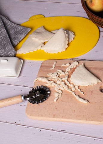 Ніж ролик фігурний зубчастий для тіста та вирізування чебуреків з дерев'яною ручкою Ø63х175 мм Kitchette (275104145)