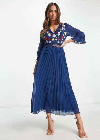 Синее темно-синее платье меди с кружевной вставкой и вышивкой design с цветочным принтом Asos