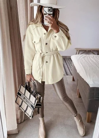 Молочная кэжуал рубашка однотонная InFashion с длинным рукавом
