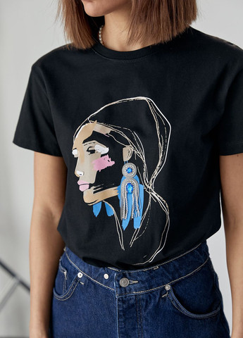 Черная летняя женская футболка украшена принтом девушки с сережкой - черный Lurex