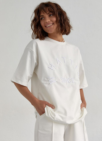 Трикотажный женский костюм с шортами и футболкой с вышивкой - белый Lurex (262810068)