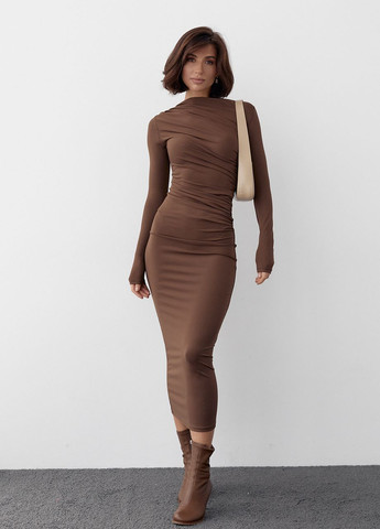 Коричнева вечірня силуетна сукня з драпіруванням - коричневий Lurex