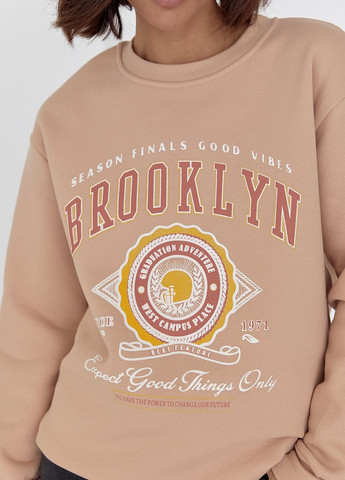 Трикотажный свитшот на флисе с надписью Brooklyn - бежевый Lurex - Свободный крой бежевый повседневный трикотаж - (264559137)