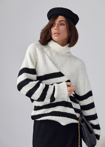 Молочний зимовий в'язаний жіночий светр у смужку - молочний Lurex