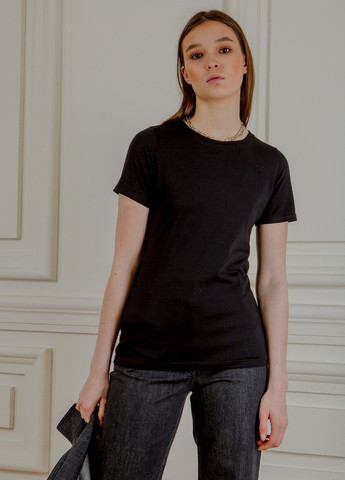 Черная всесезон полуприталенная базовая футболка норман с коротким рукавом Dolcedonna