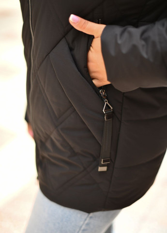 Черная демисезонная женская короткая куртка больших размеров 130642 Delfy