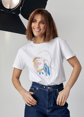 Біла літня жіноча футболка прикрашена принтом дівчини з сережкою Lurex