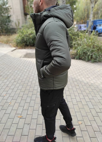 Оливковая (хаки) зимняя утепленная короткая куртка с капюшоном Vakko