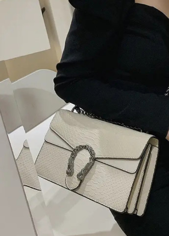 Жіноча класична сумка з залізною підковою біла No Brand (256989674)