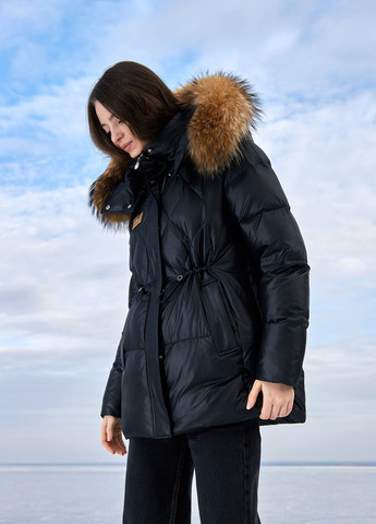 Черная зимняя утепленная куртка с мехом енота модель Vo-tarun 899