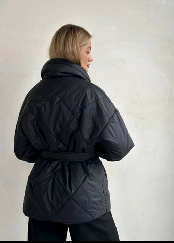 Чорна демісезонна куртка жіноча демисезонна стьогана подовжена Fenix оверсайз під пояс