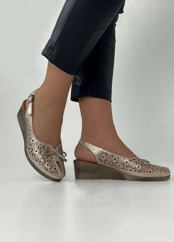 Бежевые босоножки Sherlock Soon