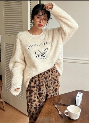Молочная зимняя красивая и приятная к телу пижама "леопард" из двухсторонней махры, стильная тёплая плюшевая пижамка в размере 42-46 No Brand 084