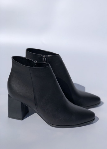 Черные женские ботинки на молнии