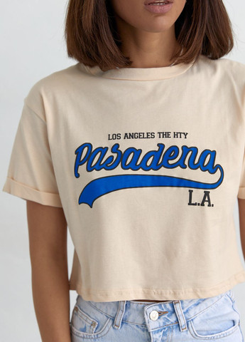 Бежевая летняя укороченная футболка с надписью pasadena - кремовый Lurex