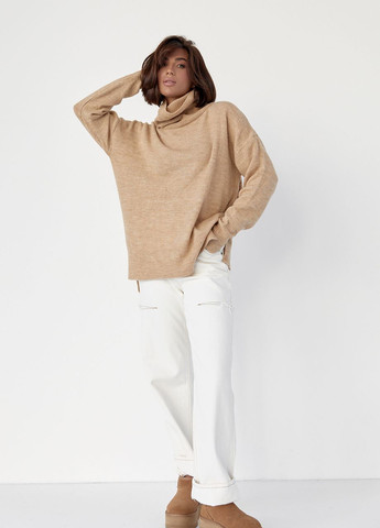 Светло-коричневый демисезонный женский свитер oversize с разрезами по бокам - светло-коричневый Lurex