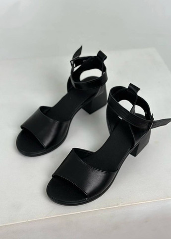 Черные босоножки на каблуке Vakko с ремешком