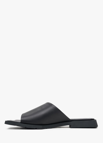 Черные шльопанці Estro