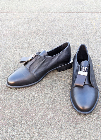 Стильные и неординарные туфли из натуральной кожи INNOE на низком каблуке