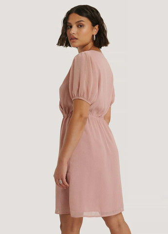 Розовое платье NA-KD