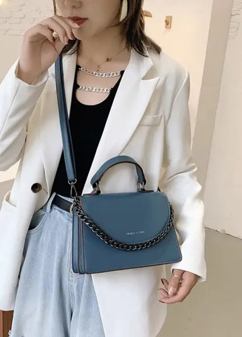 Жіноча класична сумочка крос-боді з ланцюжком через плече на ремінці синя голуба No Brand (257765353)