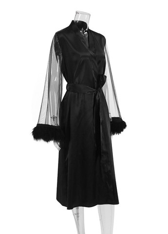 Соблазнительный атласный халат с прозрачными рукавами и перьями — черный Vakko (257676634)