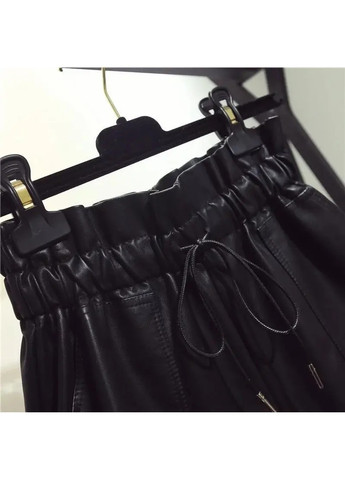 Жіночі шорти з кишенями з екошкіри чорні No Brand (268463879)