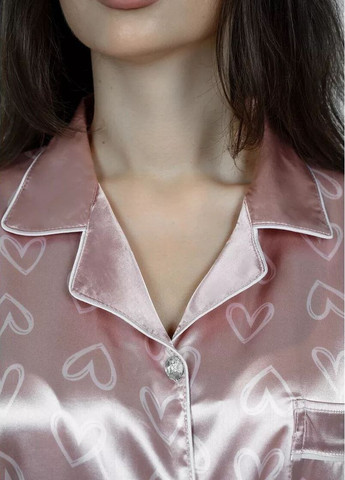 Світло-рожева піжама атласна брючна класична з принтом сердечка сорочка + брюки Cindylove