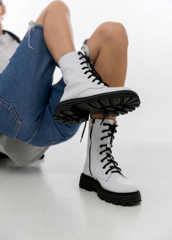 Осенние белые женские демисезонные ботинки с черной вставкой Villomi со шнуровкой