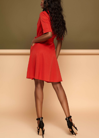 Красное деловое платье с лифом на запах Jadone Fashion однотонное