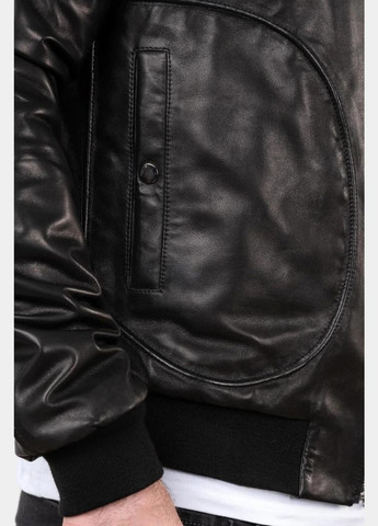 Чорна демісезонна чоловіча шкіряна куртка на резинці чорна 26130013 No Brand