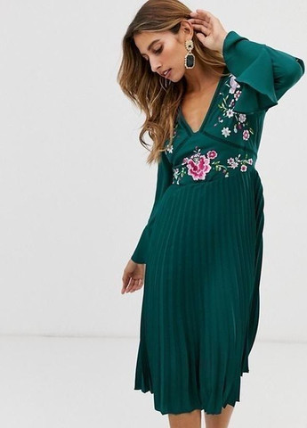 Зеленое плиссированное платье с вышивкой и кружевными вставками design Asos