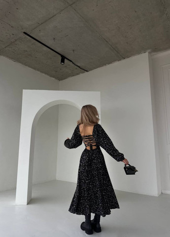 Чорна ніжна приваблива сукня із софту з квітковим принтом та відкритою зоною декольте, літня чорна сукня з розрізом на нозі No Brand