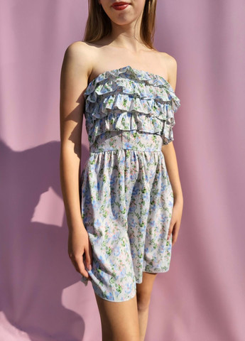 Белое повседневный женское мини платье бандо с рюшами в цветы белое бандо Boohoo с цветочным принтом