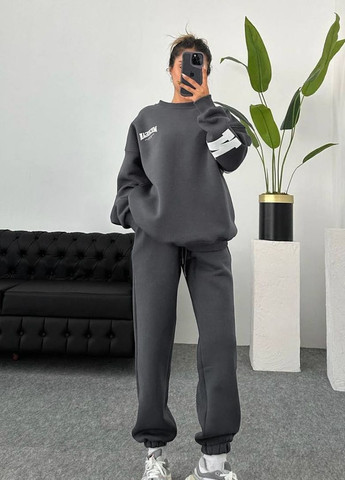 Спортивний костюм жіночий на флісі графітового кольору Let's Shop (271813356)