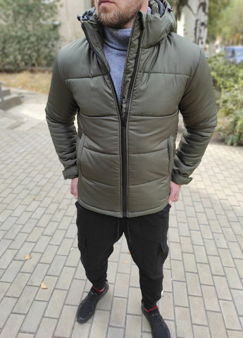 Оливкова (хакі) зимня утеплена коротка куртка з капюшоном Vakko