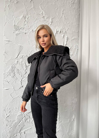 Чорна жіноча укорочена курточка чорного кольору 396842 New Trend
