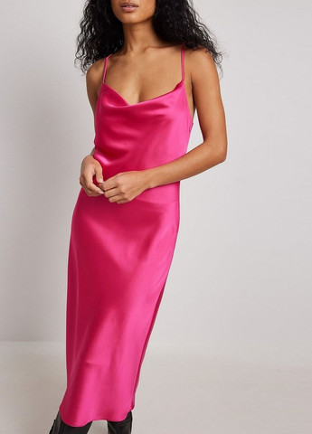 Розовое платье NA-KD