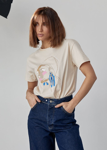 Бежевая летняя женская футболка украшена принтом девушки с сережкой - бежевый Lurex