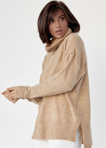 Светло-коричневый демисезонный женский свитер oversize с разрезами по бокам - светло-коричневый Lurex