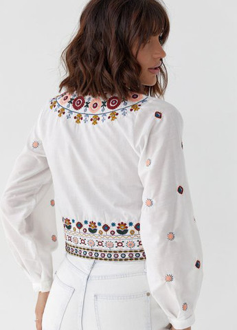 Блузка вышиванка укороченная украшена цветочным вышитым орнаментом. No Brand (258699322)