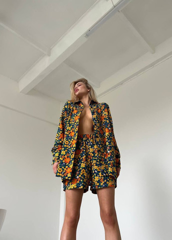 Яскравий різнокольоровий літній костюм шортики та сорочка, стильний костюм у трендовому квітковому розмальовці на літо No Brand 220 (276716833)