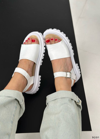 Белые босоножки Vakko с ремешком