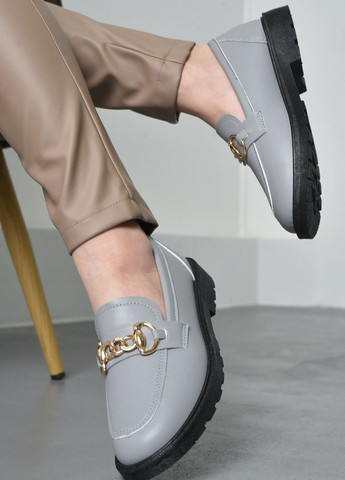 Туфли-лоферы женские серого цвета Let's Shop с цепочками