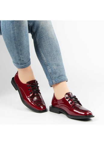 Красные женские туфли - фото