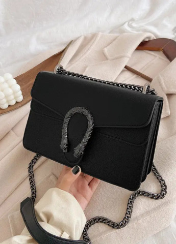 Жіноча класична сумка з залізною підковою чорна No Brand (256989677)