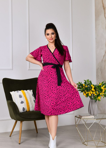 Рожева жіноча сукня на запах з поясом колір малина 432767 New Trend