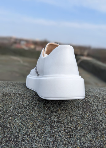 Белые всесезонные белые кожаные кроссовки с контрастной вставкой в виде леопардовой полоски INNOE Кроссовки