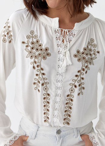 Белая демисезонная женская блуза с вышивкой в этническом стиле No Brand